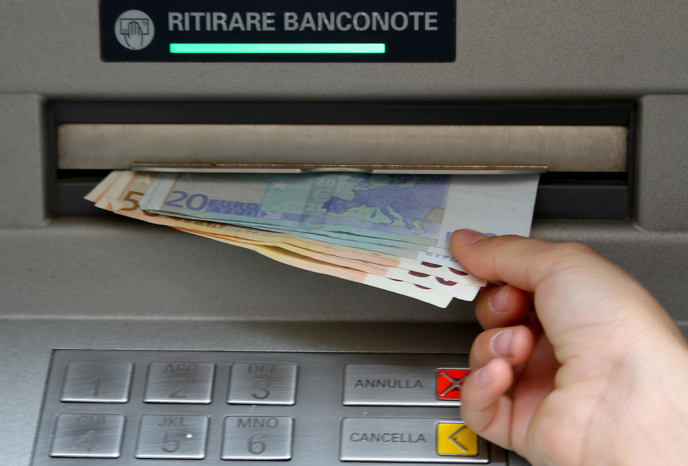 Withdraw money in banknotes from an ATM in Italy